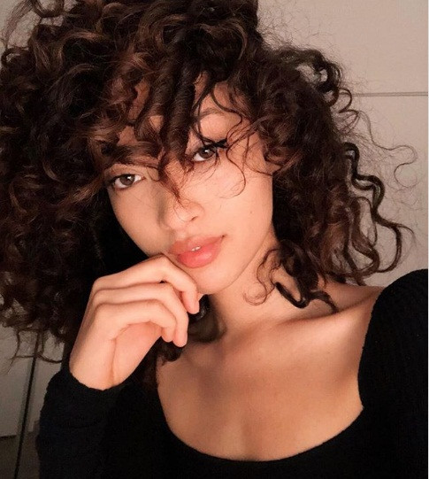 Cô nàng tóc xoăn lai giữa Châu Phi và Nhật Bản.