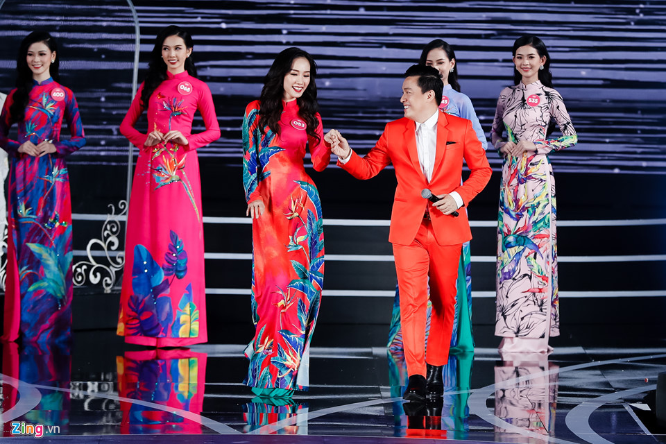 Điều bất ngờ thú vị là 20 năm trước, Lam Trường cũng từng có dịp trình diễn Gót hồng trong phần thi áo dài cuộc thi Hoa hậu Việt Nam. 20 năm sau, anh tiếp tục là người đỡ tay các người đẹp trong trang phục áo dài truyền thống.