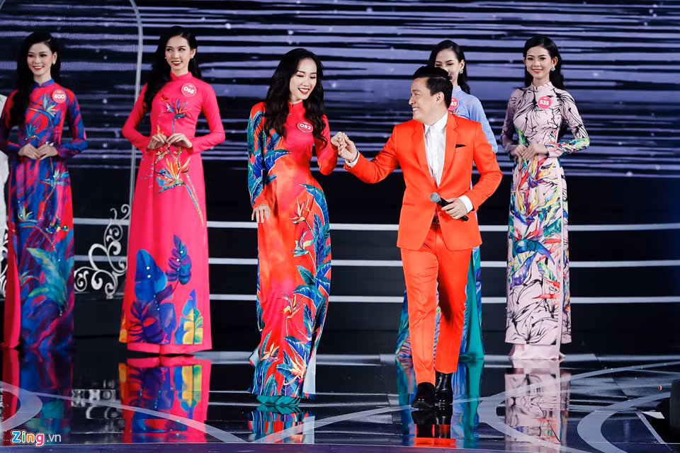 Điều bất ngờ thú vị là 20 năm trước, Lam Trường cũng từng có dịp trình diễn Gót hồng trong phần thi áo dài cuộc thi Hoa hậu Việt Nam. 20 năm sau, anh tiếp tục là người đỡ tay các người đẹp trong trang phục áo dài truyền thống.