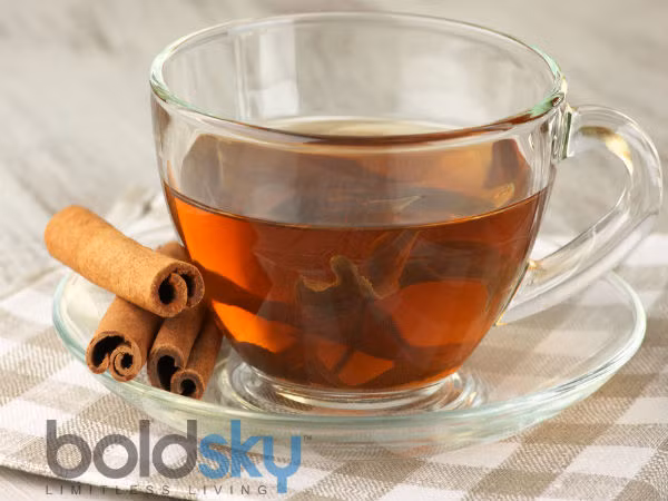 Trà cay là cách giúp bạn giảm bớt cơn ho khan. Các loại gia vị cay như gừng, quế và đinh hương sẽ chữa lành cổ họng của bạn ngay lập tức. Thêm một thìa cà phê bột gừng, một nhúm quế và một ít cây đinh hương trong nước sôi đun 5 phút. Uống hỗn hợp này hàng ngày. Ảnh: Boldsky. 