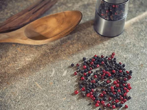 Hạt tiêu đen có chất làm nóng giúp trị ho khan. Trộn ½ muỗng cà phê tiêu đen với sữa và uống khi no bụng.