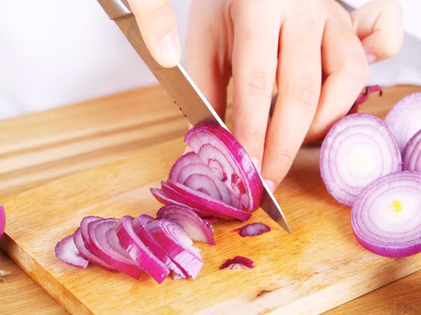 Hành tây là một trong những biện pháp chữa ho khan đơn giản. Cho ½ thìa cà phê nước ép hành tây với một thìa mật ong. Uống hỗn hợp này hai lần mỗi ngày.