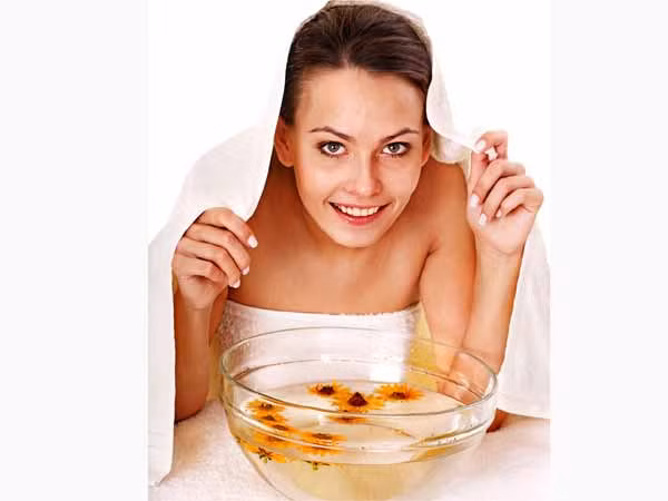 Dầu bạch đàn chứa các tính chất chống vi khuẩn và chống viêm có thể giúp giảm bớt ho. Thêm một vài giọt dầu bạch đàn vào một bát nước sôi. Hít nước trong 15 phút.