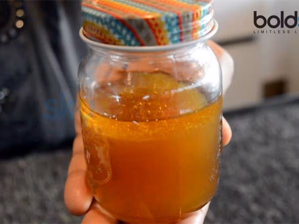 Mật ong có chứa các hợp chất chữa ho sẽ giúp bạn giảm cơn ho nhanh chóng. Trộn 5 muỗng canh mật ong với 2 muỗng canh dầu dừa và 1 muỗng canh nước chanh. Đun nóng hỗn hợp này trong 2 phút và uống cho đến khi cơn ho của bạn thuyên giảm.