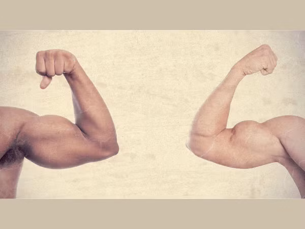 Hàm lượng protein cao trong ức gà giúp giảm loãng xương. Ăn 100 gram ức gà sẽ đủ để đáp ứng một nửa khẩu phần protein hàng ngày của bạn. Phốt pho có trong thịt gà sẽ giúp giữ cho xương, răng và hệ thần kinh trung ương khỏe mạnh. 