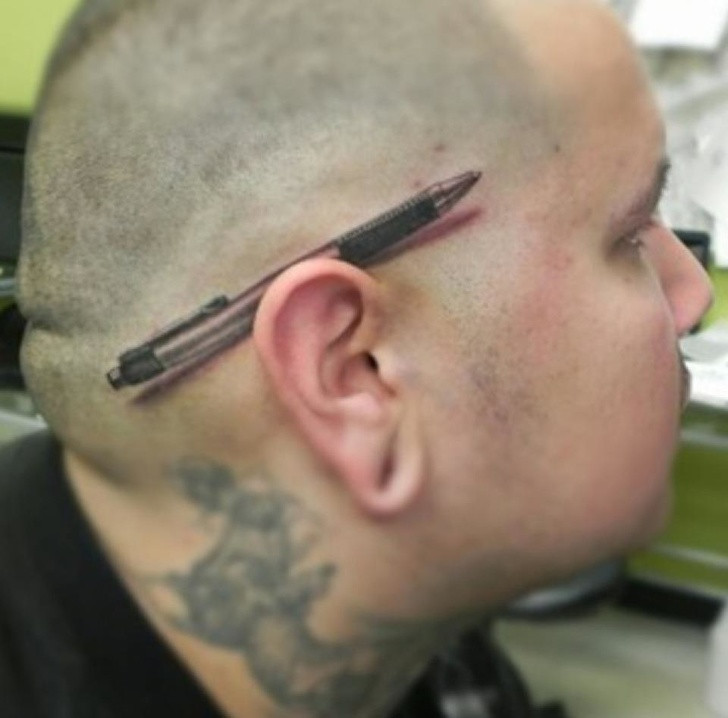 Về lý thuyết, anh ta có thể làm việc tại một ngân hàng với hình xăm như thế này.