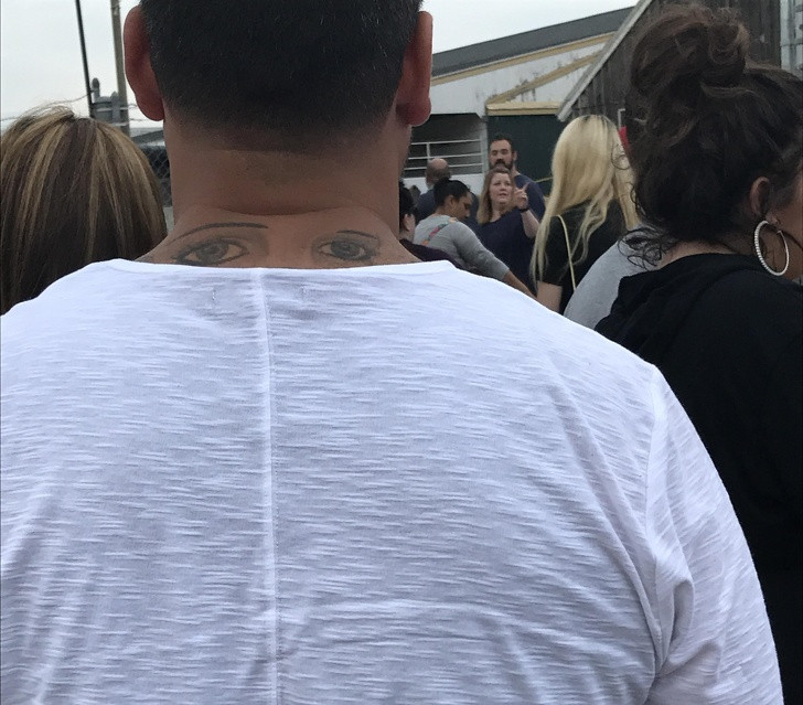 Anh ta có đôi mắt ở sau đầu.