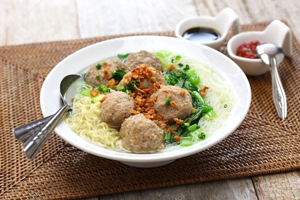 Bakso là một trong những món ăn nổi tiếng của ẩm thực đường phố Indonesia. Món ăn này là những viên thịt có kích thước khác nhau từ quả bóng golf đến bóng tennis khổng lồ (thịt viên có trứng luộc ở giữa).