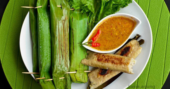 Otak Otak là món ăn khá phổ biển ở Indonesia, món này thường được ăn với tương ớt hoặc tương bần, sốt đậu phộng. Nguyên liệu chủ yếu của món ăn này là cá bọc trong lá chuối, sau đó được nướng chín trên than hoa.