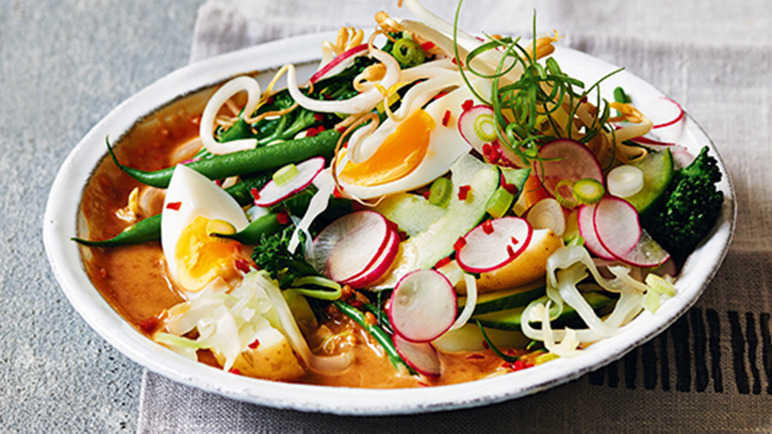 Gado gado: Đây là một hỗn hợp của các loại rau tươi, đậu phụ và tempeh rưới nước sốt đậu phộng. Món ăn có thể được trang trí với lát trứng luộc chín và hành tây xào, ăn kèm với kripik (phồng tôm chiên giòn).