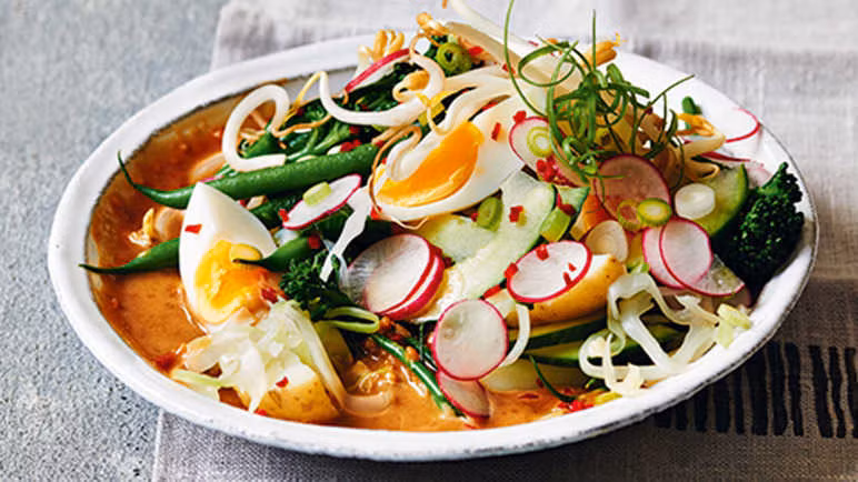 Gado gado: Đây là một hỗn hợp của các loại rau tươi, đậu phụ và tempeh rưới nước sốt đậu phộng. Món ăn có thể được trang trí với lát trứng luộc chín và hành tây xào, ăn kèm với kripik (phồng tôm chiên giòn).