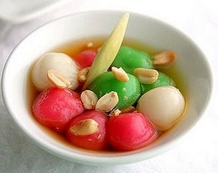 Wedang Ronde: Wedang ronde có hình thức như một loại chè. Món ăn này rất phổ biến trên các vỉa hè ở Indonesia. Thành phần chính của món này là nước gừng, cùng với những chiếc bánh tròn làm bằng gạo nếp nhiều màu có chứa mè đường hoặc đậu xanh bên trong.