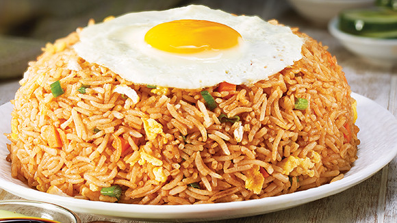 Nasi Goreng: Cơm chiên thực sự là một trong những món ăn đường phố của Indonesia luôn có sẵn ở tất cả các địa điểm. Món ăn là sự kết hợp rau, thịt gà, thịt bò và các loại gia vị khác như nước tương ngọt, dưa leo muối và cà chua để tạo ra món ăn ngon tuyệt.