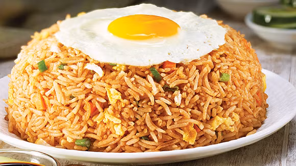 Nasi Goreng: Cơm chiên thực sự là một trong những món ăn đường phố của Indonesia luôn có sẵn ở tất cả các địa điểm. Món ăn là sự kết hợp rau, thịt gà, thịt bò và các loại gia vị khác như nước tương ngọt, dưa leo muối và cà chua để tạo ra món ăn ngon tuyệt.