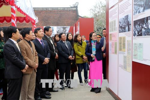 Các đại biểu thăm triển lãm “Học tập và làm theo tư tưởng, đạo đức, phong cách Hồ Chí Minh”. Ảnh: TTXVN