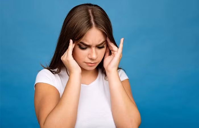 Uống trà sả chanh có thể điều trị chứng đau đầu tương tự như uống thuốc aspirin. Những người hay bị đau nửa đầu nên uống trà sả chanh thường xuyên.