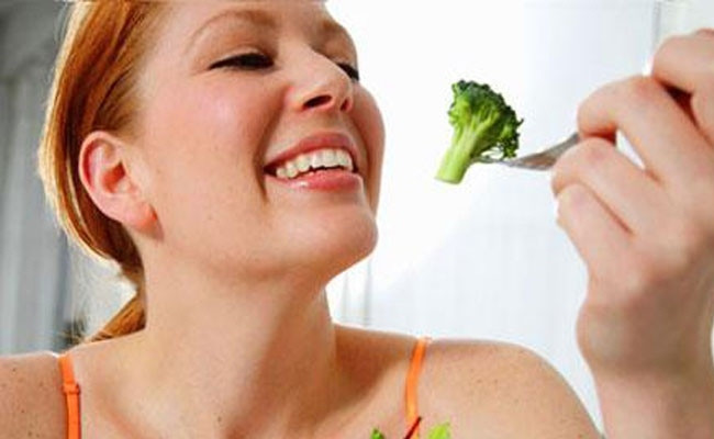 Nhai chậm cũng là thói quen giúp bạn giảm cân. Các nghiên cứu đã chỉ ra rằng thời gian bạn ăn nhai thức ăn từ từ, bạn có thể tiêu thụ ít calo hơn.