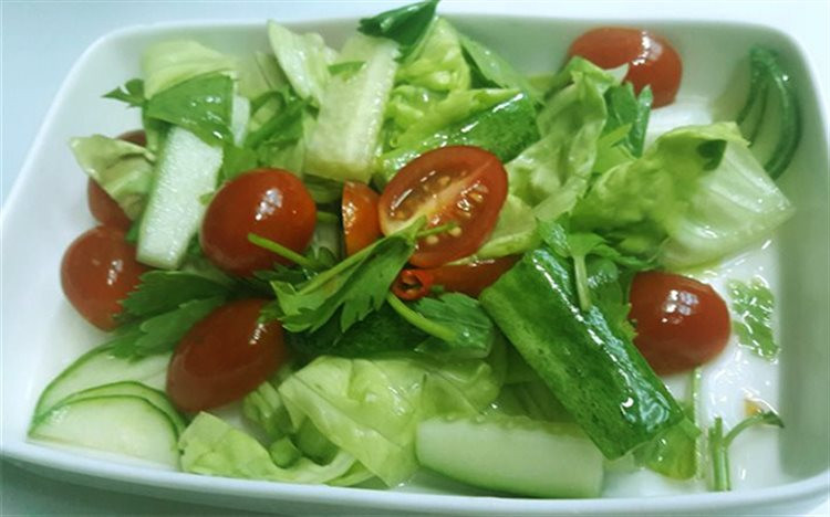 Trước khi bắt đầu bữa ăn, hãy lót dạ bằng một đĩa salad rau xanh vì để chúng giúp bạn ăn ít cơm đi. Tránh thêm bất kỳ thành phần chứa chất béo nào vào món salad của bạn.