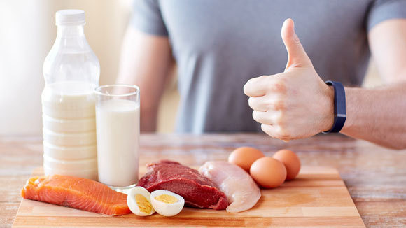 Ăn các thực phẩm giàu protein như trứng, đậu,... có ảnh hưởng mạnh đến sự thèm ăn, làm bạn no lâu, giảm đói và giúp bạn ăn ít calo hơn.