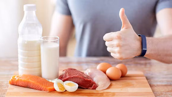 Ăn các thực phẩm giàu protein như trứng, đậu,... có ảnh hưởng mạnh đến sự thèm ăn, làm bạn no lâu, giảm đói và giúp bạn ăn ít calo hơn.