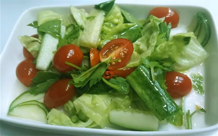 Trước khi bắt đầu bữa ăn, hãy lót dạ bằng một đĩa salad rau xanh vì để chúng giúp bạn ăn ít cơm đi. Tránh thêm bất kỳ thành phần chứa chất béo nào vào món salad của bạn.