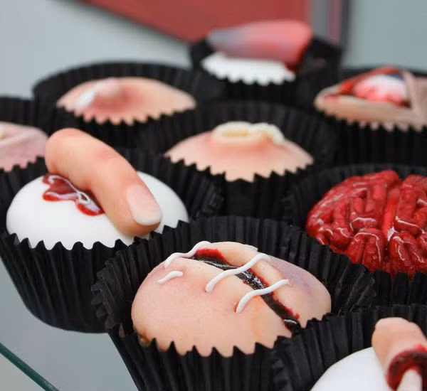 Các loại bánh hình bộ phận cơ thể.