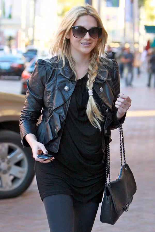 Chọn những màu sắc trầm ấm là một trong những nguyên tắc mặc đẹp cho nàng béo. Màu đen, rêu, xanh nước biển, tím sẫm, đỏ sẫm, cam nâu…sẽ tạo cảm giác thân hình nhỏ gọn hơn.