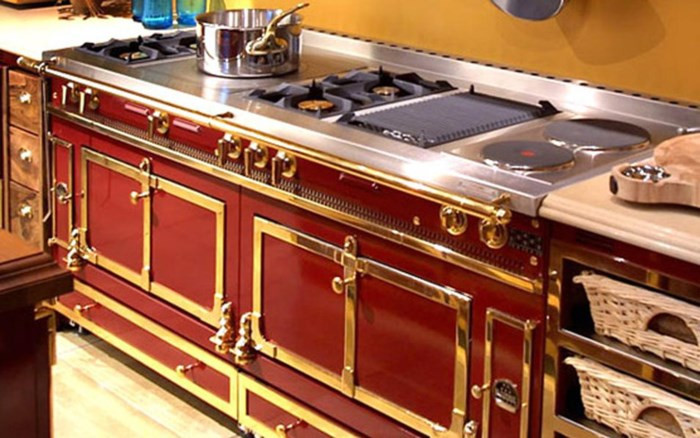 Chiếc lò nướng phong cách hoàng gia nhãn hiệu La Cornue Grand Palais trị giá hơn 47.300 USD. Thiết bị nhà bếp này thực sự chỉ dành cho các đại gia lắm của.