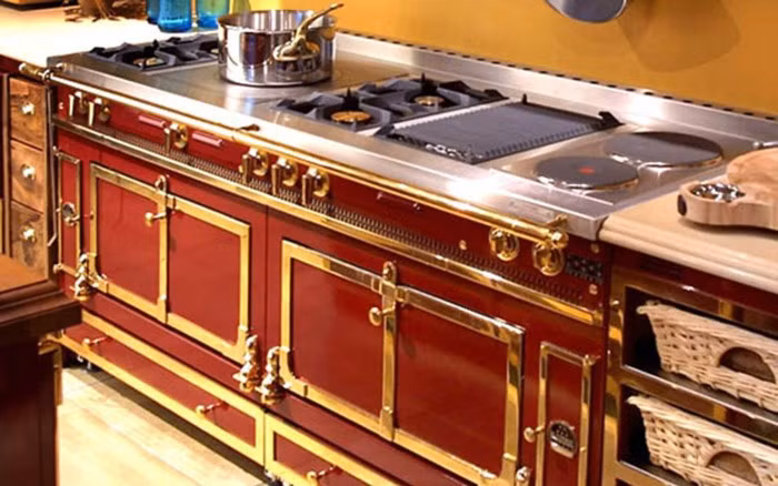 Chiếc lò nướng phong cách hoàng gia nhãn hiệu La Cornue Grand Palais trị giá hơn 47.300 USD. Thiết bị nhà bếp này thực sự chỉ dành cho các đại gia lắm của.