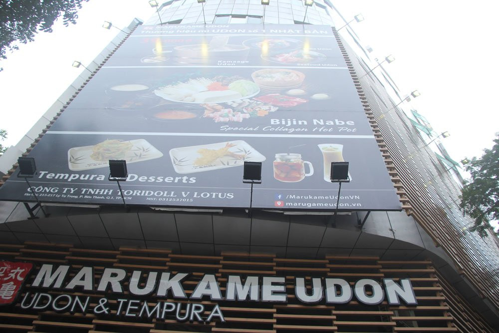 Bảng hiệu khủng của nhà hàng này bít kín mặt tiền, lối thoát hiểm khi xảy ra cháy.