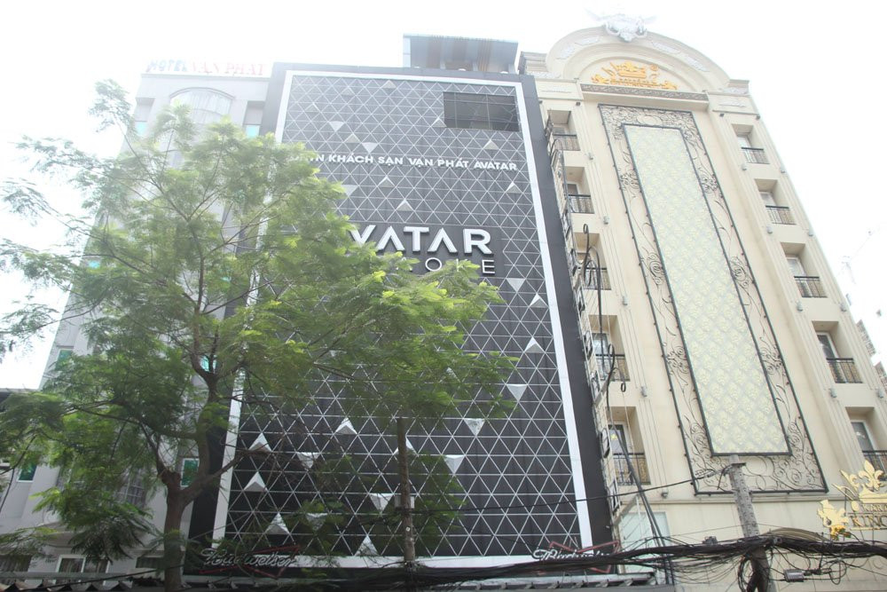 Bảng quảng cáo quán karaoke che kín, không lối thoát hiểm.