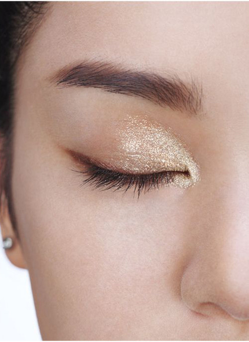 Chọn màu mắt cũng là mẹo trang điểm nhẹ nhàng cho ngày 8/3. Bạn hãy dùng một chút màu mắt nâu nhẹ nhàng tán mỏng lên vùng mí mắt và hốc mắt sao cho thật tự nhiên. Sau đó, bạn có thể tạo điểm nhấn với một chút nhũ mắt màu sáng.
