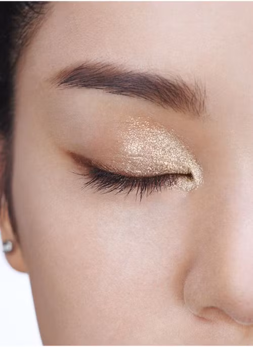 Chọn màu mắt cũng là mẹo trang điểm nhẹ nhàng cho ngày 8/3. Bạn hãy dùng một chút màu mắt nâu nhẹ nhàng tán mỏng lên vùng mí mắt và hốc mắt sao cho thật tự nhiên. Sau đó, bạn có thể tạo điểm nhấn với một chút nhũ mắt màu sáng.