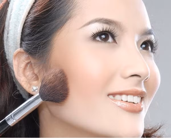 Với phần má, bạn nên chọn phấn tone màu hồng nhạt, đánh lên bị trí gò má giúp khuôn mặt bạn ửng hồng một cách tự nhiên.