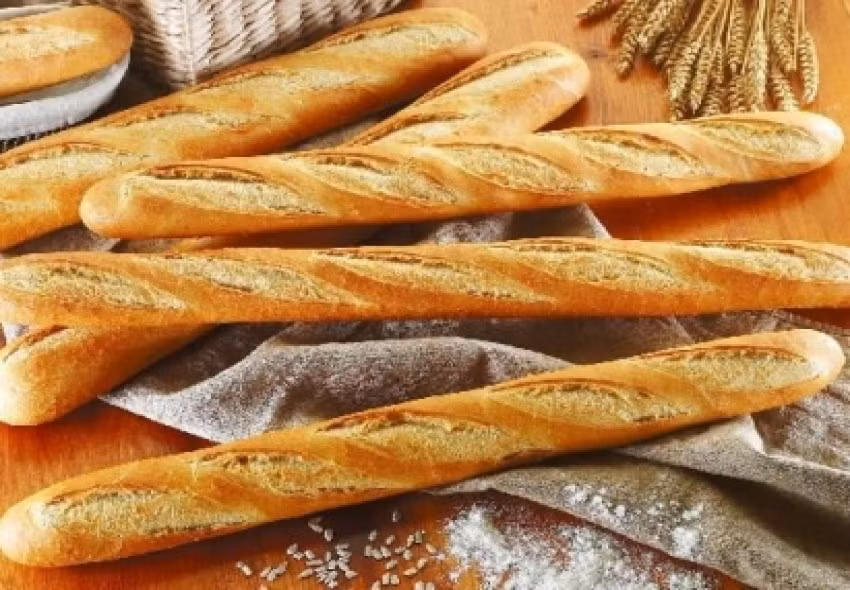 Bánh mì Baguatte được biết đến với cái tên “cái gậy Pháp gây nghiện”. Vỏ bánh vàng mật, cắn vào giòn tan, ruột bánh mềm dai mà ngòn ngọt. Ảnh: Internet.