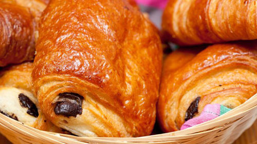 Pain au chocolat là loại bánh mỳ nhân socola, tinh hoa của nghệ thuật ẩm thực Pháp và được xếp vào 1 trong 7 món ngon Paris dành cho nguời hảo ngọt.