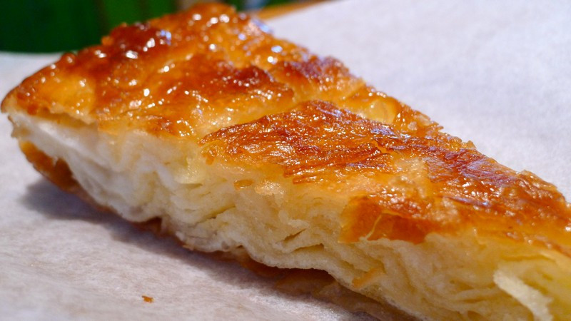 Kouign amann (bánh nữ hoàng amann) được làm bằng loại bột tương tự với bánh sừng bò và cũng được gấp lại nhiều lần sau đó nướng từ từ ở nhiệt độ thấp.
