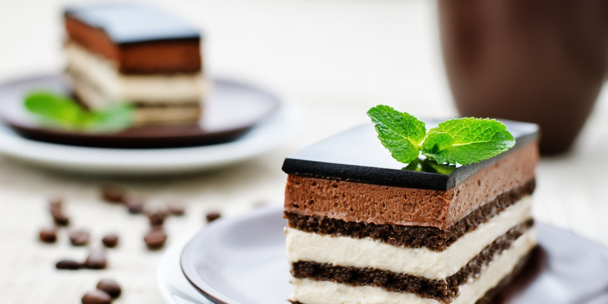 Bánh opera cũng là một trong những loại bánh nổi tiếng của nước Pháp. Nó được làm từ nhiều lớp bánh xốp hạnh nhân ngâm trong si rô cà phê, kèm cả lớp ganache hoặc kem bơ cà phê.