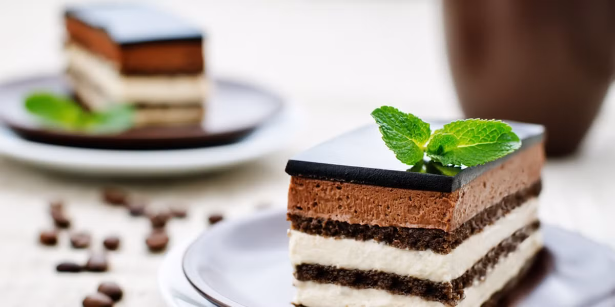 Bánh opera cũng là một trong những loại bánh nổi tiếng của nước Pháp. Nó được làm từ nhiều lớp bánh xốp hạnh nhân ngâm trong si rô cà phê, kèm cả lớp ganache hoặc kem bơ cà phê.