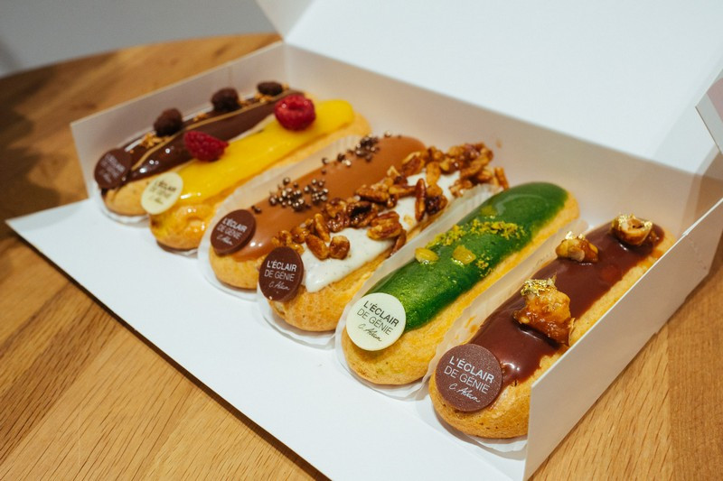 Bánh Éclair là một biến thể khác của bánh su kem với lớp vỏ mỏng dài, giòn tan. Nhân của Éclair là kem mát lạnh, vị nhân kem truyền thống là vani.