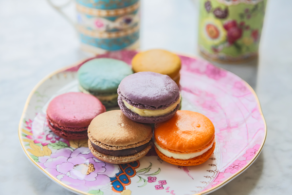 Người Pháp thường dùng bánh Macaron với tách trà nóng sau bữa tối hoặc trong những tiệc trà chiều.