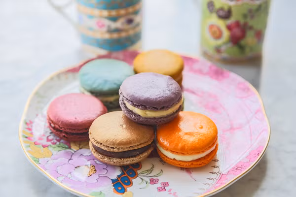 Người Pháp thường dùng bánh Macaron với tách trà nóng sau bữa tối hoặc trong những tiệc trà chiều.