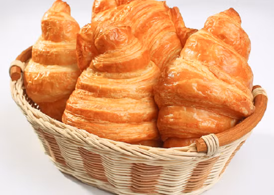 Bánh sừng bò là một loại bánh cực kì nổi tiếng tại Pháp. Bánh có hình dạng sừng bò rất đặc biệt, được người Pháp ưa chuộng dùng trong bữa sáng.