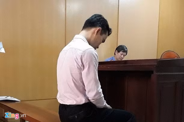 Nguyễn Văn Huyền cúi gằm mặt nghe đại diện trường Đại học Công nghiệp trình bày. Ảnh: Hoài Thanh.