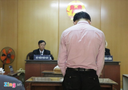 Nam giảng viên nghe HĐXX xét hỏi. Ảnh: Hoài Thanh.