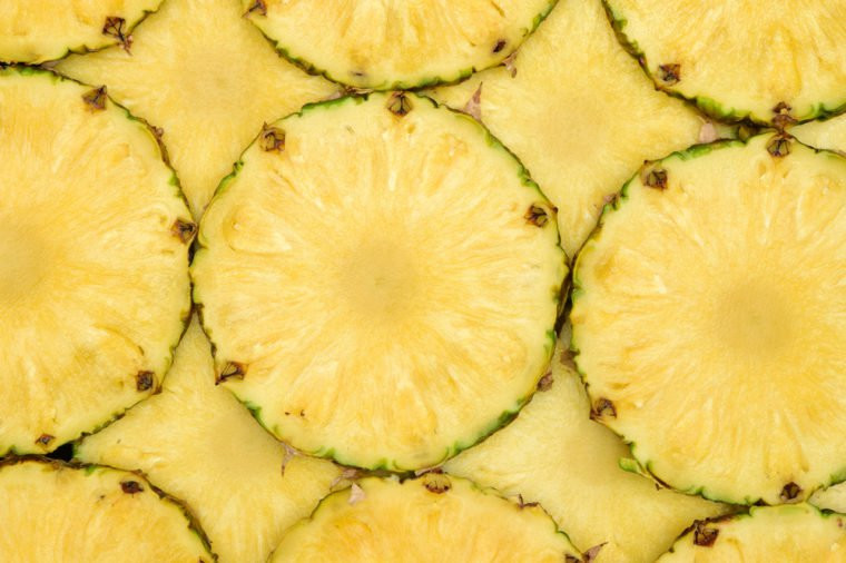 Quả dứa giàu vitamin và chất xơ khi ăn toàn bộ nhưng ép nó, bạn sẽ loại bỏ tất cả những lợi ích trên.