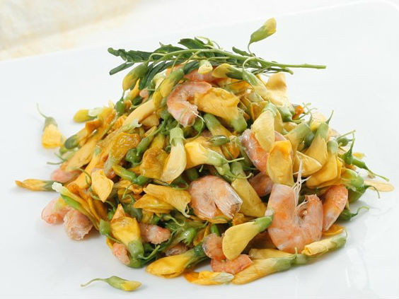 Đĩa gỏi ngon là phải cân bằng trong độ chua ngọt hài hòa và giữ được cái giòn bùi đặc trưng của điên điển.