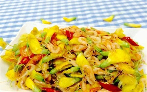 2. Gỏi bông điên điển: Đây là một món ăn hết sức đặc sắc, có sức gây thương nhớ cho bất kỳ ai thưởng thức món ăn này. Cái giòn của bông điên điển, vị ngọt của thịt heo và những con tôm, thêm các loại rau thơm là ta đã có một món ăn đặc sản của người miền Tây.