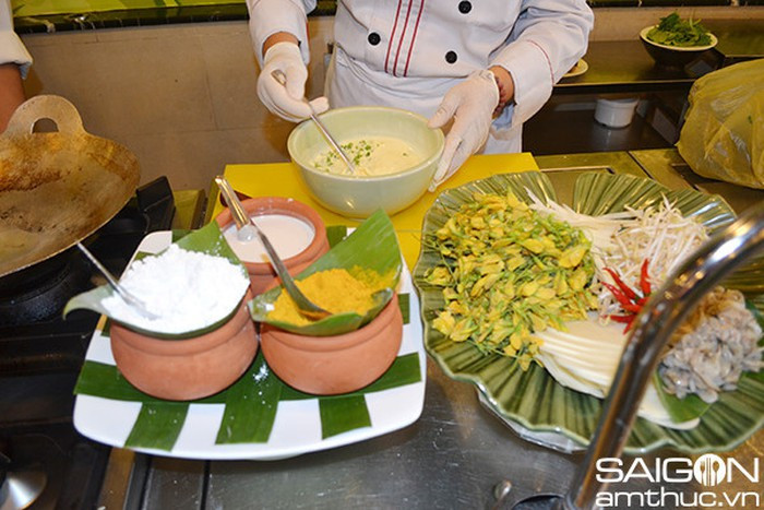 4. Bánh xèo bông điên điển. Nguyên liệu: Bông điên điển, bột gạo, nước cốt dừa, nước lạnh, muối, bột nghệ, hành lá, tép, giá, củ sắn, rau sống ăn kèm, gia vị.