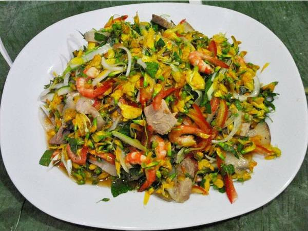 Người ta thường trộn bông điên điển với giấm đường hoặc nước me cùng với các loại rau củ khác như cà chua, dưa leo, rau thơm... Nhấn nhá thêm vị ngọt cho đĩa gỏi có thể là tép ram, tôm luộc, giò chả hoặc thịt ba chỉ vừa nạc vừa mỡ.